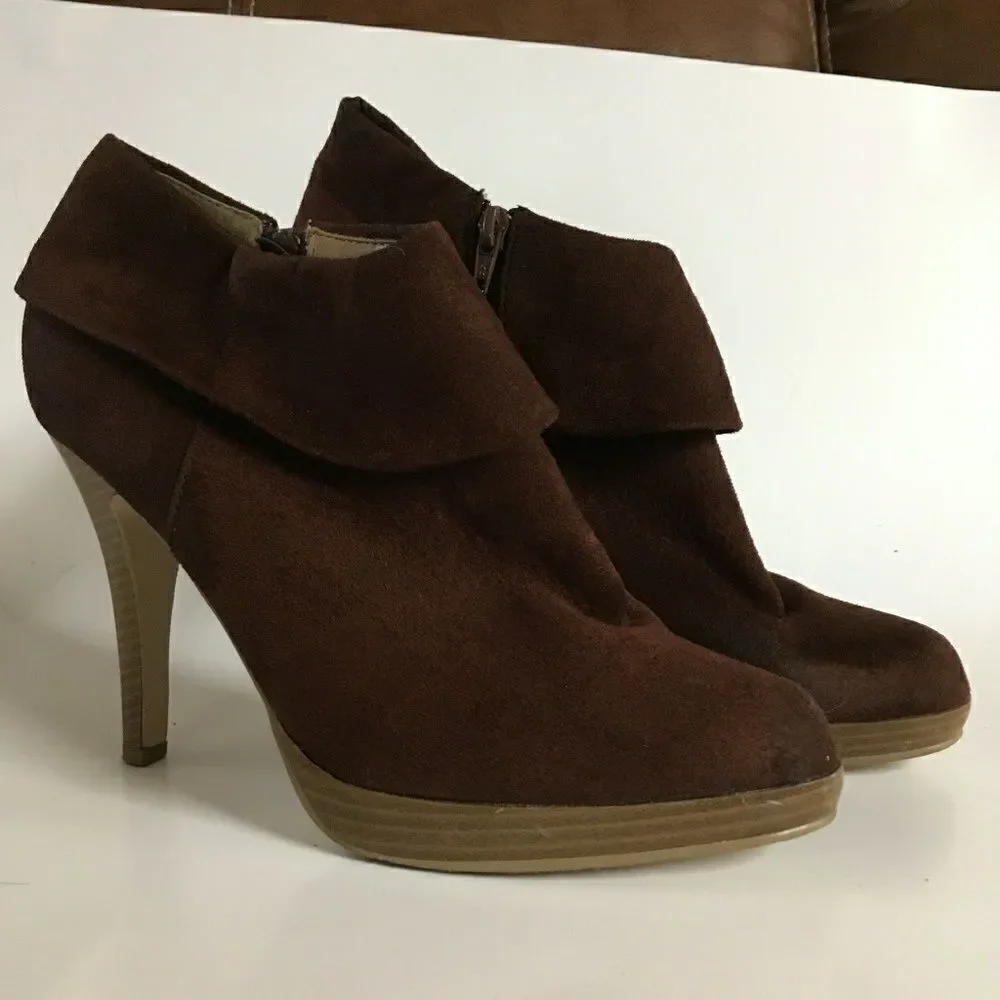 WILD DIVA BROWN SUEDE BOOTIE HEELS. SIZE 10‎